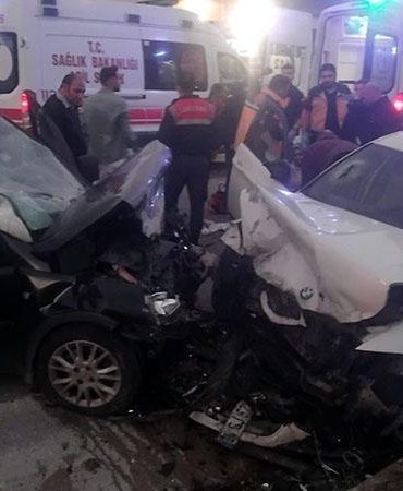 Gebze’de iki otomobil çarpıştı: 4 yaralı