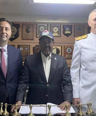 Somali Cumhurbaşkanı Mahmud, Çağrı Bey sondaj gemisini ziyaret etti