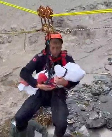 Zeynep bebeği kurtaran AFAD görevlisi Ergül: Paha biçilemez mutluluktu