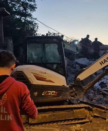 Zonguldak’ta 2 katlı bina çöktü; enkazda kalan 2 kişiden 1’i sağ, diğerinin cansız bedeni çıkarıldı