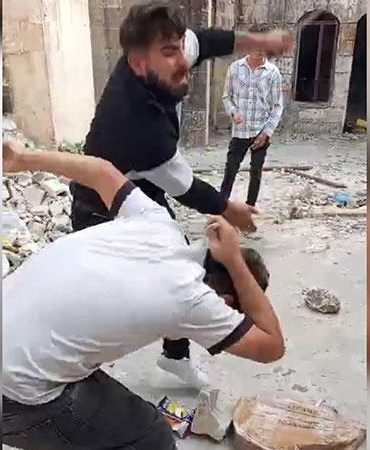 Şanlıurfa’da metruk evde 1 kişi, 4 kişiyi darbetti: O anlar kamerada