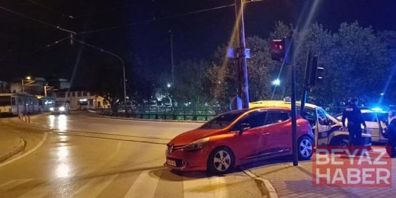 Bursa’da polisten kaçarken trafik lambasına çarpan alkollü sürücüye 420 bin lira ceza
