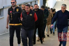 Adana merkezli 7 ilde kurgu trafik kazalarıyla sigorta şirketlerini dolandıran 80 şüpheli adliyede