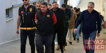 Adana merkezli 7 ilde kurgu trafik kazalarıyla sigorta şirketlerini dolandıran 80 şüpheli adliyede
