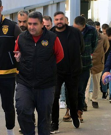 Adana merkezli 7 ilde kurgu trafik kazalarıyla sigorta şirketlerini dolandıran 80 şüpheli adliyede