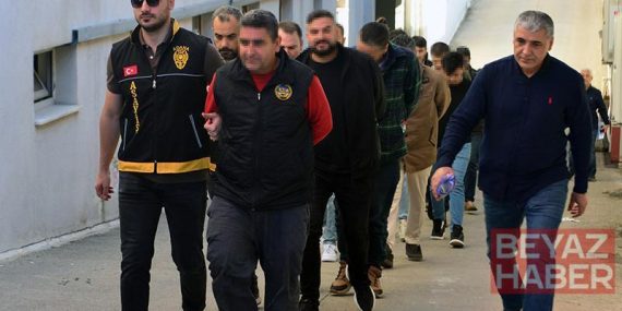Adana merkezli 7 ilde kurgu trafik kazalarıyla sigorta şirketlerini dolandıran 80 şüpheli adliyede