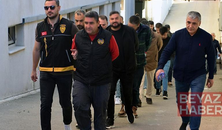 Adana merkezli 7 ilde kurgu trafik kazalarıyla sigorta şirketlerini dolandıran 80 şüpheli adliyede