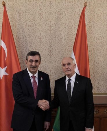Cumhurbaşkanı Yardımcısı Yılmaz, Macaristan Cumhurbaşkanı Baka ile bir araya geldi