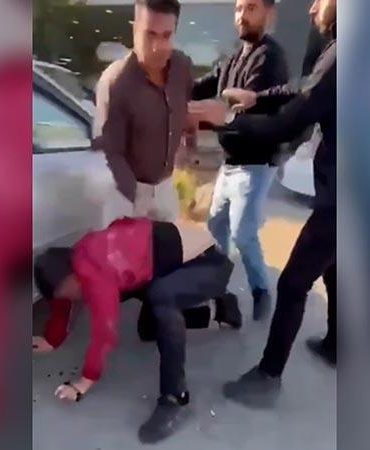 Bıçaklayıp darbettiği kişinin yakınları tarafından sopayla dövüldü