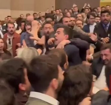 İstanbul Barosunun 128. Olağan Genel Kurulu'nda yumruklu kavga
