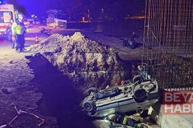 Otomobil, yol yapımı için kazılan çukura düştü; 1 ölü, 5 yaralı