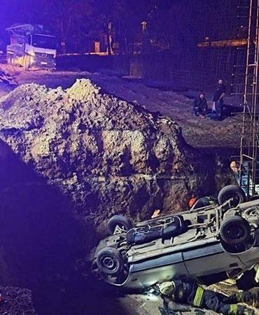 Otomobil, yol yapımı için kazılan çukura düştü; 1 ölü, 5 yaralı