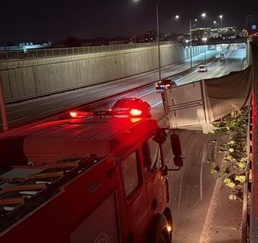 Eskişehir’de 4 ton marul yüklü kamyonet devrildi