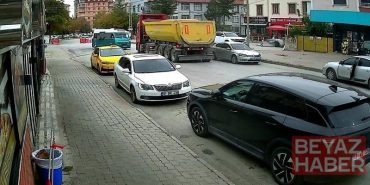Yolcu minibüsü ile hafriyat kamyonu çarpıştı: 10 yaralı