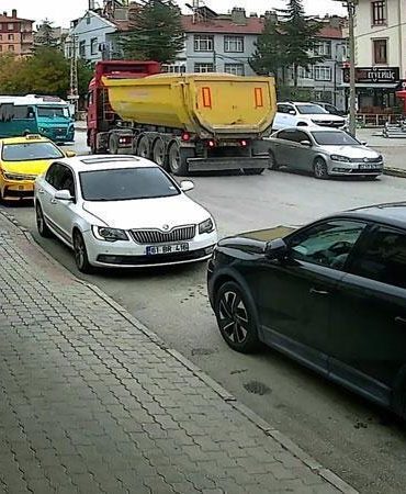 Yolcu minibüsü ile hafriyat kamyonu çarpıştı: 10 yaralı