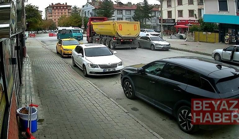 Yolcu minibüsü ile hafriyat kamyonu çarpıştı: 10 yaralı