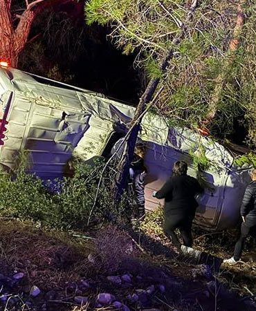 Minibüs şarampole devrildi: 15 yaralı
