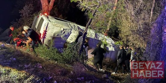 Minibüs şarampole devrildi: 15 yaralı