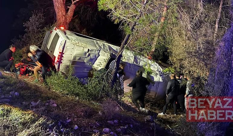 Minibüs şarampole devrildi: 15 yaralı