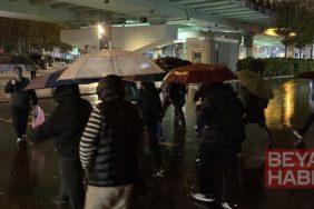 İstanbul sağanağa teslim: Yollar göle döndü, trafik durma noktasına geldi