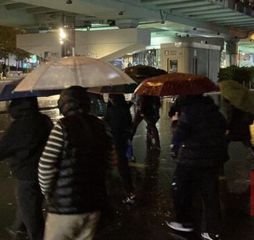 İstanbul sağanağa teslim: Yollar göle döndü, trafik durma noktasına geldi