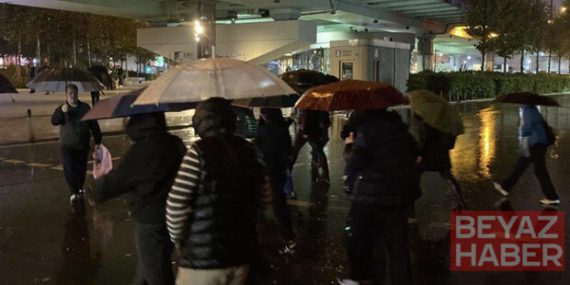 İstanbul sağanağa teslim: Yollar göle döndü, trafik durma noktasına geldi