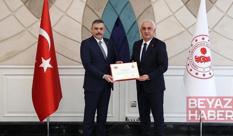 Bakan Çiftçi, 17 mülki idare amirine başarı belgesi verdi