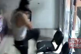 Beze sardığı kaldırım taşıyla telefoncu ve bankanın camını kırıp hırsızlık yapan şüpheli yakalandı; o anlar kamerada