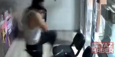 Beze sardığı kaldırım taşıyla telefoncu ve bankanın camını kırıp hırsızlık yapan şüpheli yakalandı; o anlar kamerada