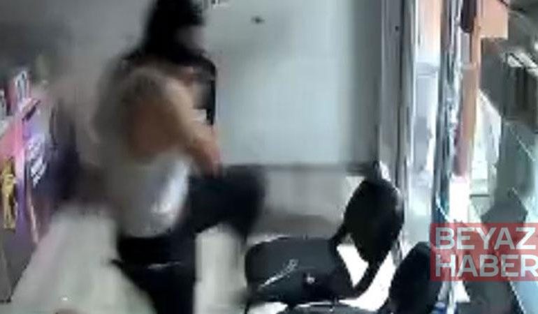 Beze sardığı kaldırım taşıyla telefoncu ve bankanın camını kırıp hırsızlık yapan şüpheli yakalandı; o anlar kamerada