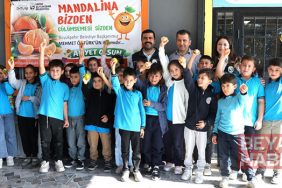 Çiftçiye destek, çocuklara ikram: 100 ton mandalina dağıtıldı