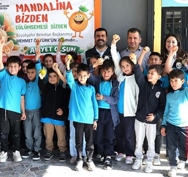 Çiftçiye destek, çocuklara ikram: 100 ton mandalina dağıtıldı