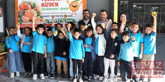 Çiftçiye destek, çocuklara ikram: 100 ton mandalina dağıtıldı