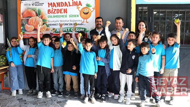Çiftçiye destek, çocuklara ikram: 100 ton mandalina dağıtıldı