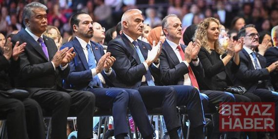 Ersoy: Farklı coğrafyalardan yükselen sesler, cumhuriyetimizin coşkusunda birleşti