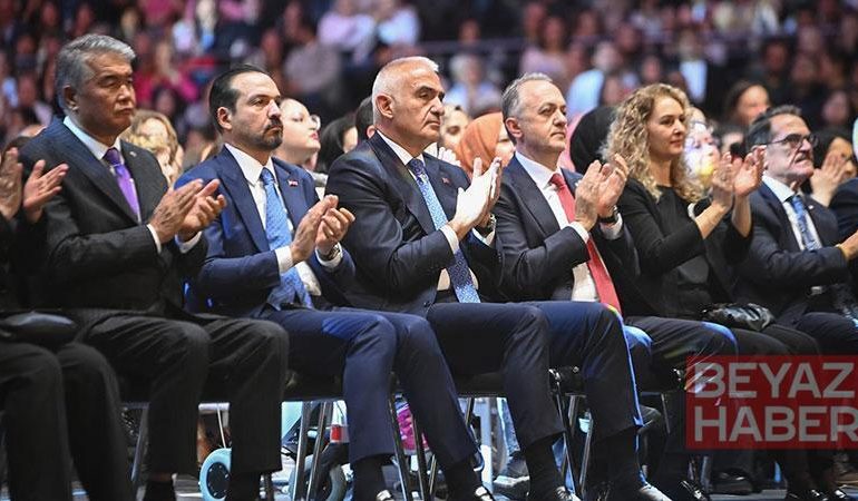 Ersoy: Farklı coğrafyalardan yükselen sesler, cumhuriyetimizin coşkusunda birleşti