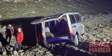 Hakkari’de kaçak göçmenleri taşıyan minibüs dereye yuvarlandı: 20 yaralı