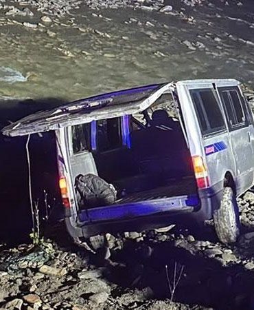 Hakkari’de kaçak göçmenleri taşıyan minibüs dereye yuvarlandı: 20 yaralı