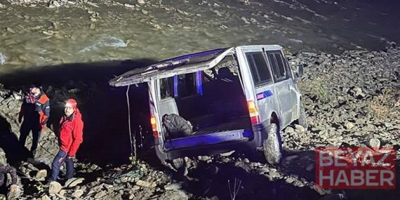 Hakkari’de kaçak göçmenleri taşıyan minibüs dereye yuvarlandı: 20 yaralı