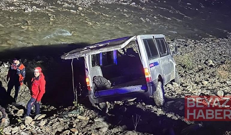 Hakkari’de kaçak göçmenleri taşıyan minibüs dereye yuvarlandı: 20 yaralı