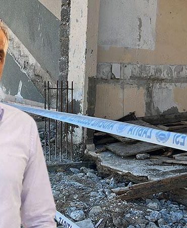 Depremde eşi ve 2 kızını kaybeden işçi, çöken merdivenin altında kalıp öldü