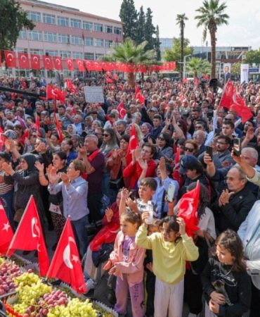 Milleti soyanlara karşı savaştayız!