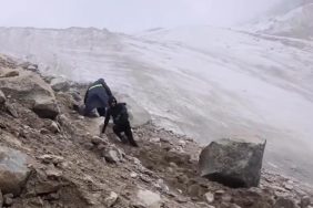 Ağrı Dağı'nda facianın eşiğinden döndüler! Dev kayalar üzerlerine yuvarlandı
