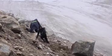Ağrı Dağı'nda facianın eşiğinden döndüler! Dev kayalar üzerlerine yuvarlandı