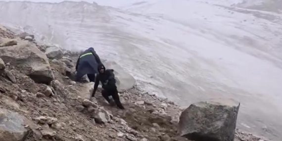 Ağrı Dağı'nda facianın eşiğinden döndüler! Dev kayalar üzerlerine yuvarlandı