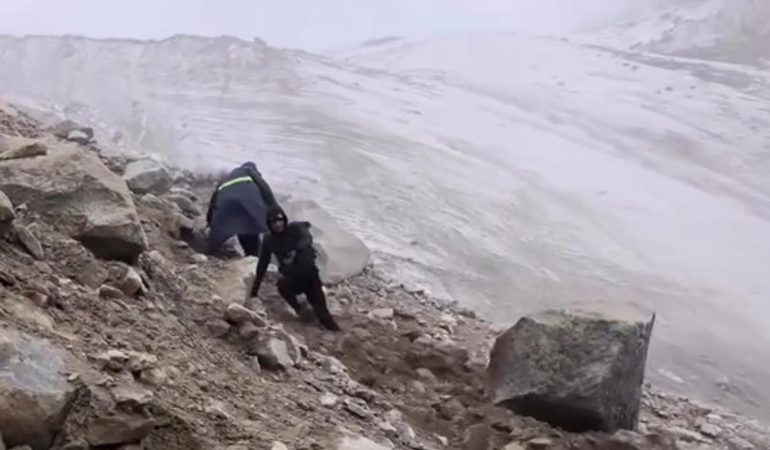 Ağrı Dağı'nda facianın eşiğinden döndüler! Dev kayalar üzerlerine yuvarlandı