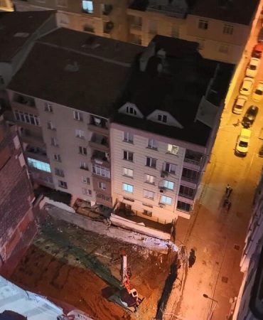 Bahçelievler'de istinat duvarı yıkıldı: İki binadaki 20 daire tahliye edildi