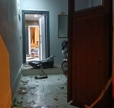 Adana’da bir eve el yapımı patlayıcı atıldı