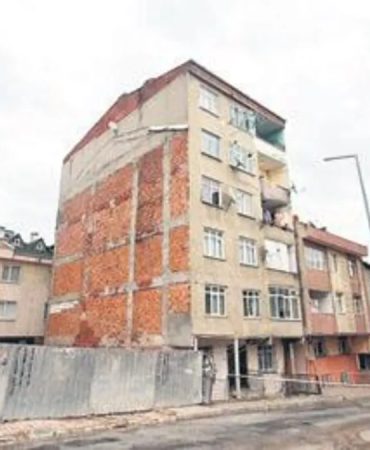 7 katlı bina çatlaklar sebebiyle tahliye edildi