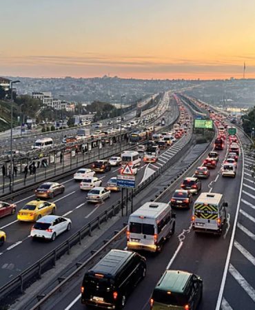 İstanbul'da trafik yine kilit! Yoğunluk yüzde 89'a ulaştı
